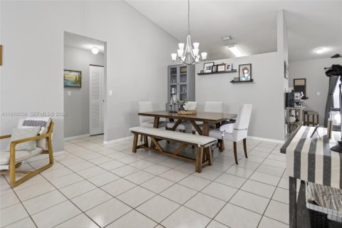 House in Hialeah, Florida 3 bedrooms, 163.14 sq.m. № 2017990 - photo 4