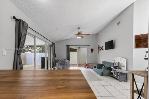 House in Hialeah, Florida 3 bedrooms, 163.14 sq.m. № 2017990 - photo 11