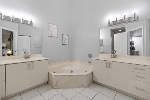 House in Hialeah, Florida 3 bedrooms, 163.14 sq.m. № 2017990 - photo 18