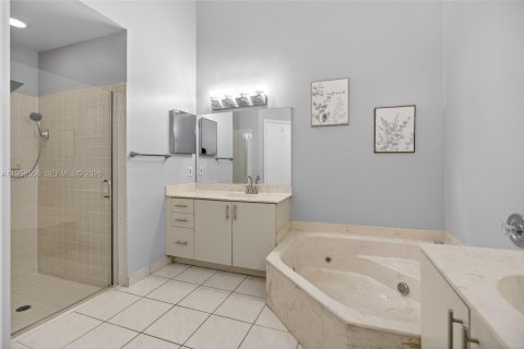 House in Hialeah, Florida 3 bedrooms, 163.14 sq.m. № 2017990 - photo 19