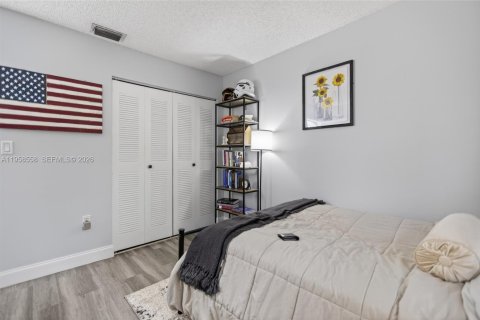 House in Hialeah, Florida 3 bedrooms, 163.14 sq.m. № 2017990 - photo 23