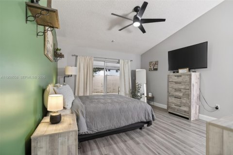 House in Hialeah, Florida 3 bedrooms, 163.14 sq.m. № 2017990 - photo 16