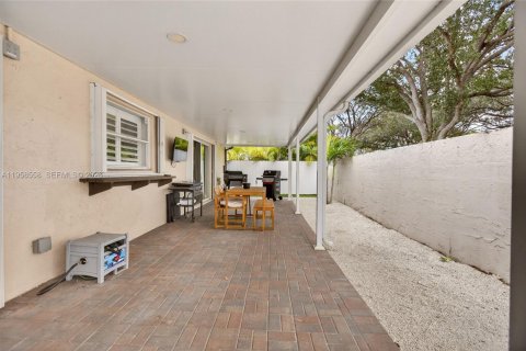 House in Hialeah, Florida 3 bedrooms, 163.14 sq.m. № 2017990 - photo 24