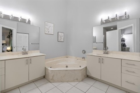 House in Hialeah, Florida 3 bedrooms, 163.14 sq.m. № 2017990 - photo 17