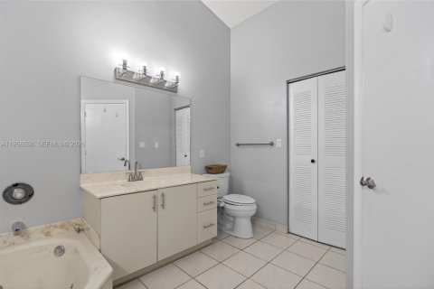 House in Hialeah, Florida 3 bedrooms, 163.14 sq.m. № 2017990 - photo 20