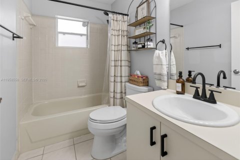 House in Hialeah, Florida 3 bedrooms, 163.14 sq.m. № 2017990 - photo 6