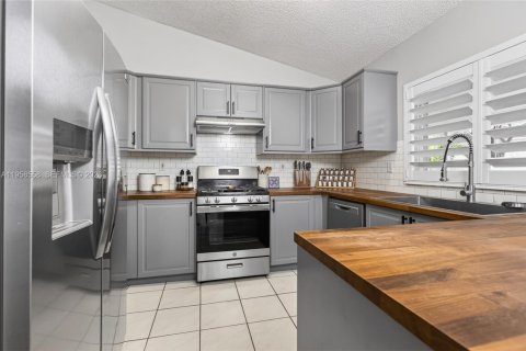 House in Hialeah, Florida 3 bedrooms, 163.14 sq.m. № 2017990 - photo 10