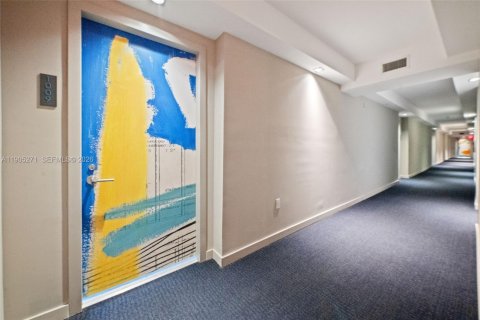Condo in Miami, Florida, 1 bedroom  № 1965411 - photo 24