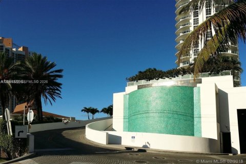 Condo in Sunny Isles Beach, Florida, 2 bedrooms  № 2399671 - photo 10