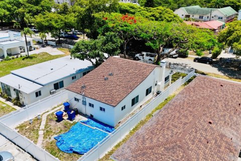 Villa ou maison à louer à Hollywood, Floride: 4 chambres, 130.43 m2 № 1228491 - photo 1