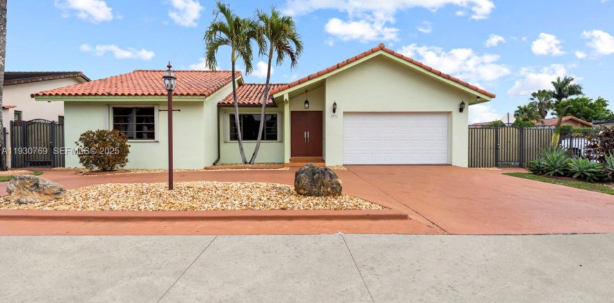 Дом в Майами, Флорида 3 спальни, 214.05м2 № 1989692