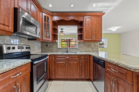 Купить виллу или дом в Майами, Флорида 3 спальни, 214.05м2, № 1989692 - фото 17