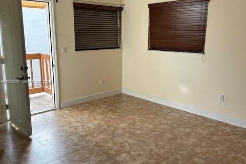 Townhouse in Hialeah, Florida 3 bedrooms, 105.35 sq.m. № 1999220 - photo 4