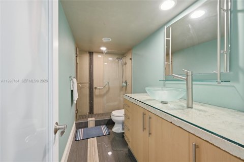 Condo in Fort Lauderdale, Florida, 2 bedrooms № 2145671 - photo 12