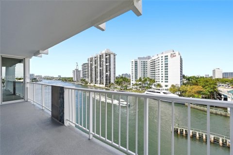 Condo in Fort Lauderdale, Florida, 2 bedrooms № 2145671 - photo 4
