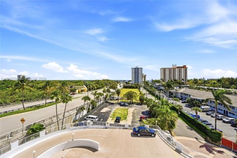 Condo in Fort Lauderdale, Florida, 2 bedrooms № 2145671 - photo 13