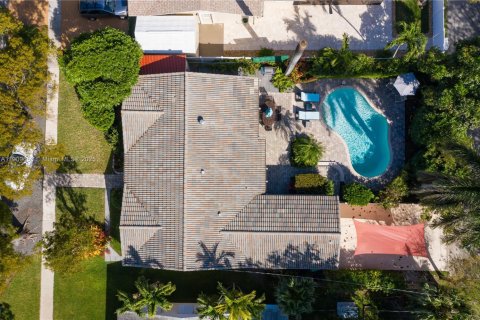 House in Dania Beach, Florida 4 bedrooms, 143.91 sq.m. № 1965439 - photo 4