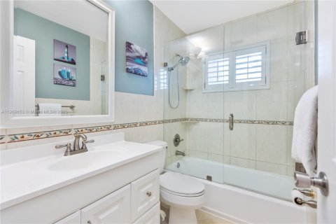 House in Dania Beach, Florida 4 bedrooms, 143.91 sq.m. № 1965439 - photo 19