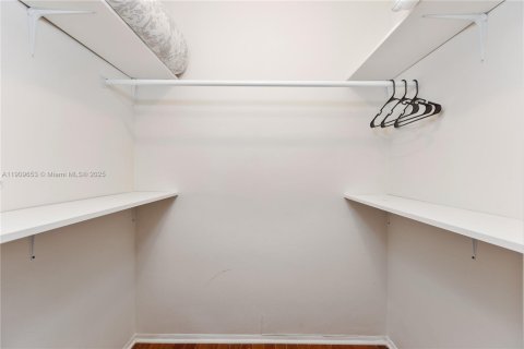 House in Dania Beach, Florida 4 bedrooms, 143.91 sq.m. № 1965439 - photo 11