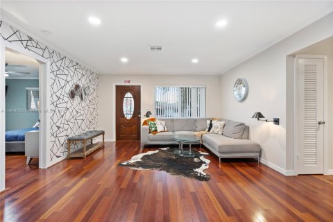 House in Dania Beach, Florida 4 bedrooms, 143.91 sq.m. № 1965439 - photo 23