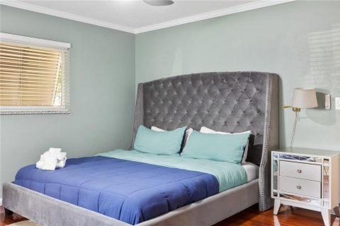 House in Dania Beach, Florida 4 bedrooms, 143.91 sq.m. № 1965439 - photo 8