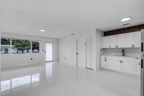 Casa en venta en Miami Gardens, Florida, 3 dormitorios, 138.42 m2 № 1922713 - foto 9