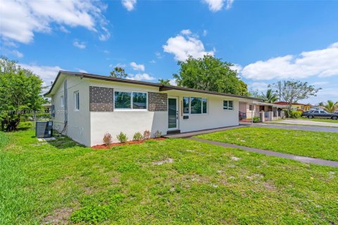 Casa en venta en Miami Gardens, Florida, 3 dormitorios, 138.42 m2 № 1922713 - foto 3