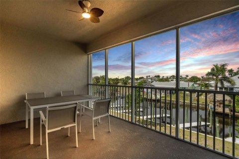 Condominio en venta en Cape Coral, Florida, 3 dormitorios, 156.54 m2 № 1677578 - foto 2