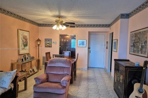 Condo in Hollywood, Florida, 1 bedroom № 1997985 - photo 3