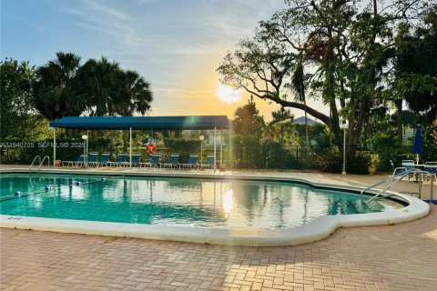 Condo in Hollywood, Florida, 1 bedroom № 1997985 - photo 18