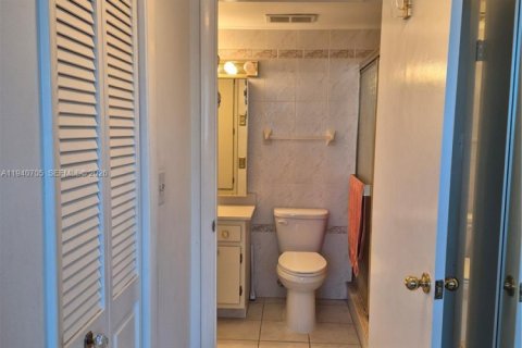 Condo in Hollywood, Florida, 1 bedroom № 1997985 - photo 14