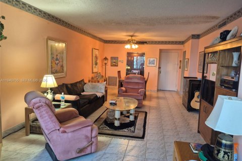 Condo in Hollywood, Florida, 1 bedroom № 1997985 - photo 2