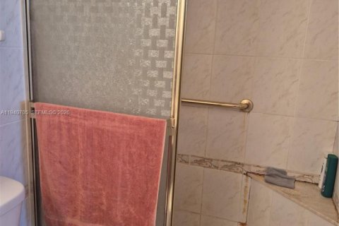 Condo in Hollywood, Florida, 1 bedroom № 1997985 - photo 11