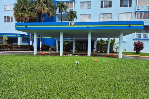 Condo in Hollywood, Florida, 1 bedroom № 1997985 - photo 20