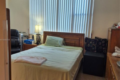 Condo in Hollywood, Florida, 1 bedroom № 1997985 - photo 8