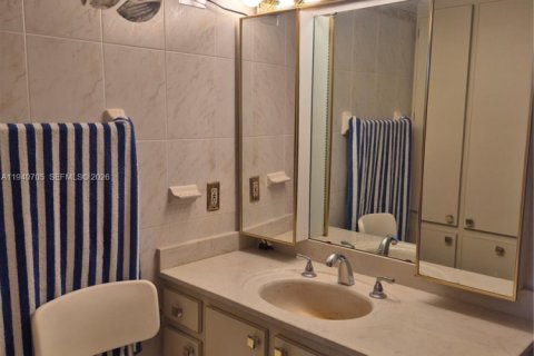 Condo in Hollywood, Florida, 1 bedroom № 1997985 - photo 15