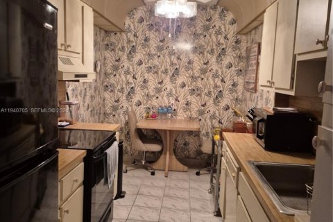 Condo in Hollywood, Florida, 1 bedroom № 1997985 - photo 5