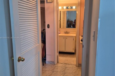 Condo in Hollywood, Florida, 1 bedroom № 1997985 - photo 12