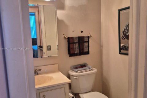 Condo in Hollywood, Florida, 1 bedroom № 1997985 - photo 16