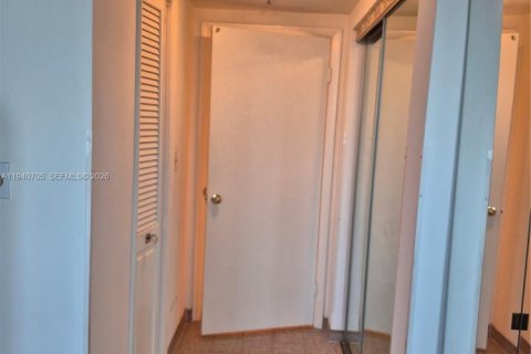 Condo in Hollywood, Florida, 1 bedroom № 1997985 - photo 13