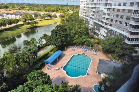 Condo in Hollywood, Florida, 1 bedroom № 1997985 - photo 19