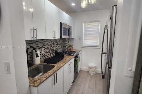 Propiedad comercial en venta en Hollywood, Florida № 1822058 - foto 17