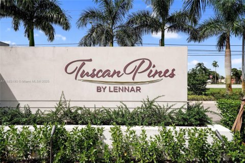 Townhouse in Pembroke Pines, Florida 4 bedrooms, 147.44 sq.m. № 1931547 - photo 2