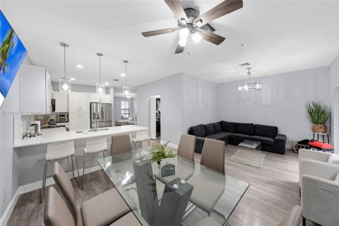 Townhouse in Pembroke Pines, Florida 4 bedrooms, 147.44 sq.m. № 1931547 - photo 13