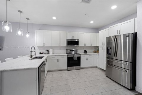 Townhouse in Pembroke Pines, Florida 4 bedrooms, 147.44 sq.m. № 1931547 - photo 8