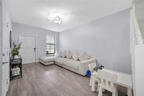 Townhouse in Pembroke Pines, Florida 4 bedrooms, 147.44 sq.m. № 1931547 - photo 5