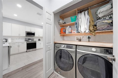 Townhouse in Pembroke Pines, Florida 4 bedrooms, 147.44 sq.m. № 1931547 - photo 19