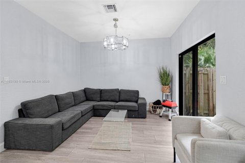 Townhouse in Pembroke Pines, Florida 4 bedrooms, 147.44 sq.m. № 1931547 - photo 11