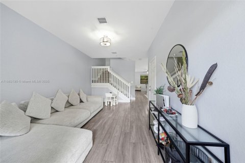 Townhouse in Pembroke Pines, Florida 4 bedrooms, 147.44 sq.m. № 1931547 - photo 4