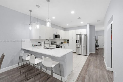 Townhouse in Pembroke Pines, Florida 4 bedrooms, 147.44 sq.m. № 1931547 - photo 6